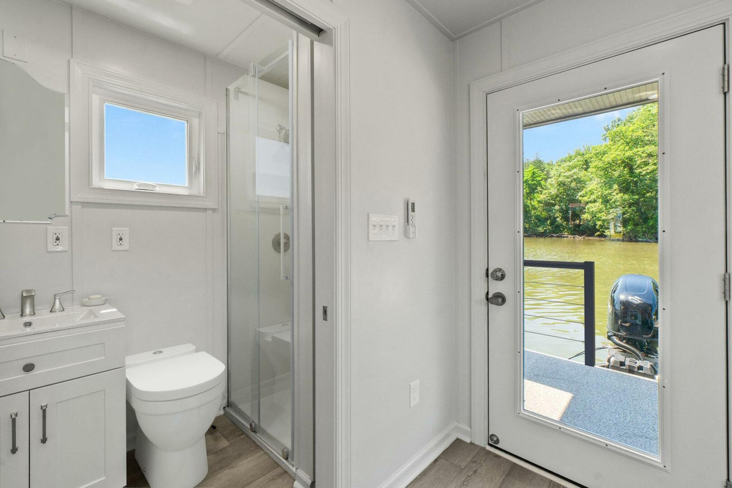 Hank's 40' Luxury Houseboat - Your Floating Oasis