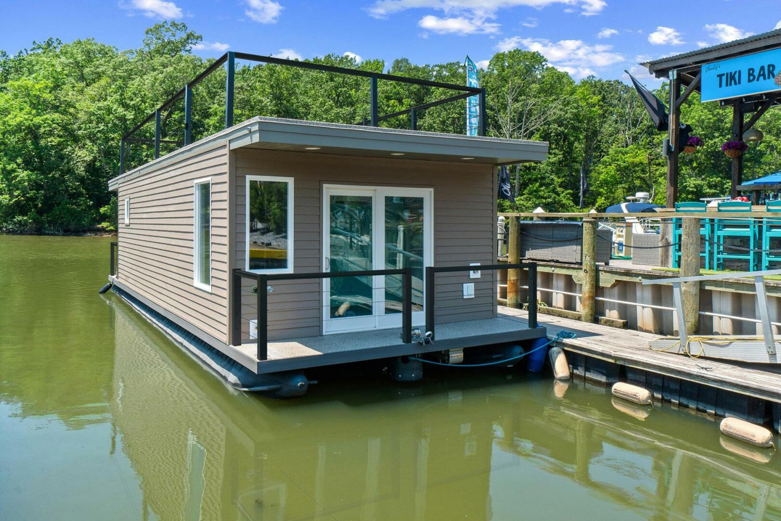 Hank's 40' Luxury Houseboat - Your Floating Oasis