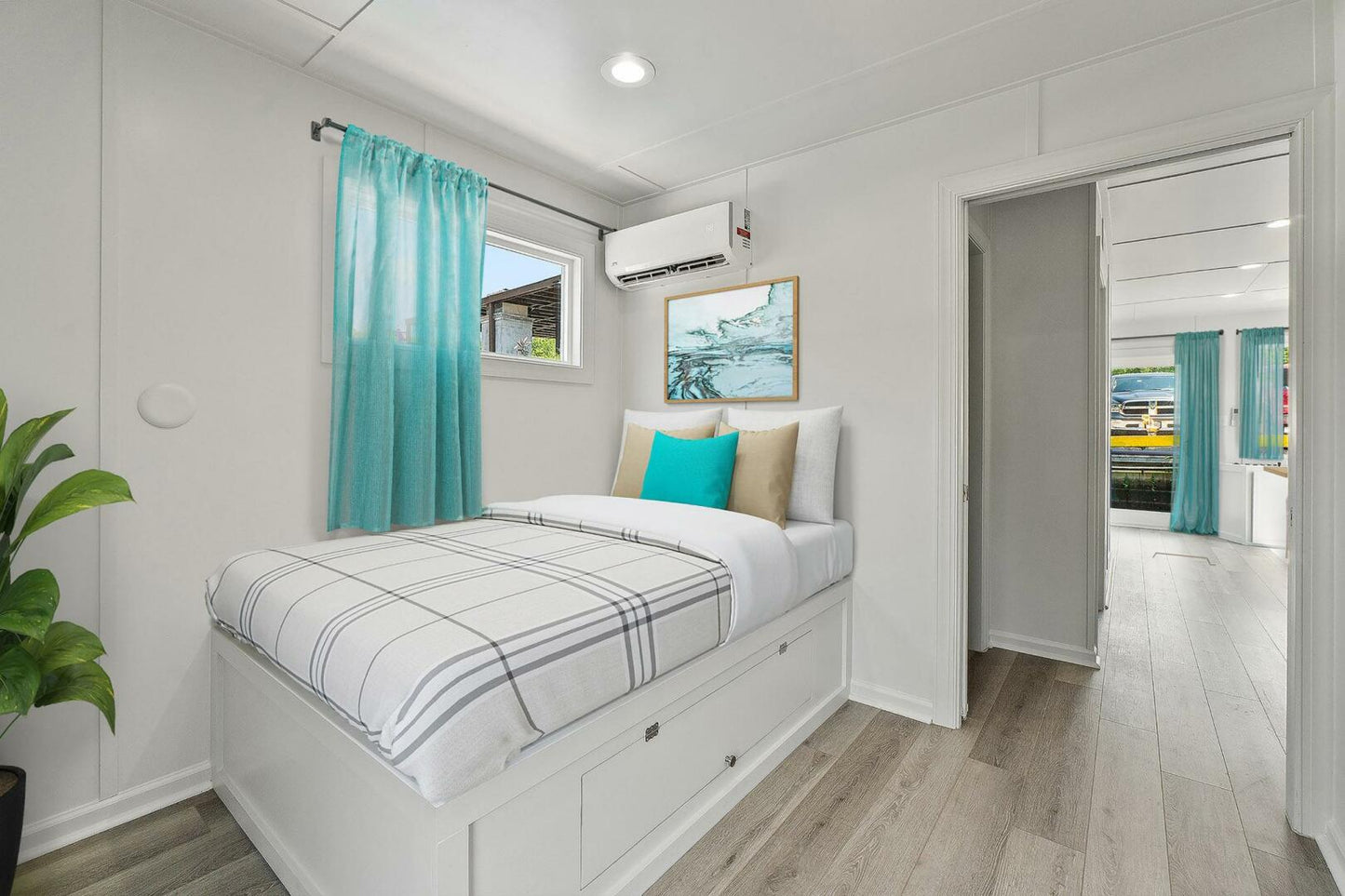 Hank's 40' Luxury Houseboat - Your Floating Oasis