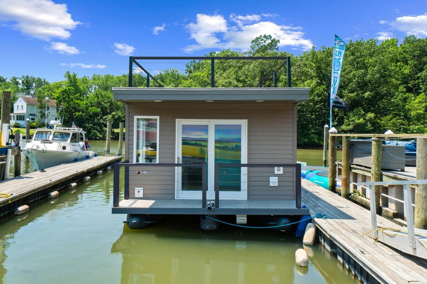 Hank's 40' Luxury Houseboat - Your Floating Oasis