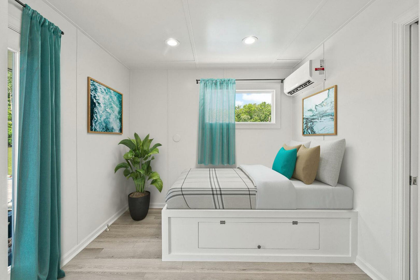 Hank's 40' Luxury Houseboat - Your Floating Oasis