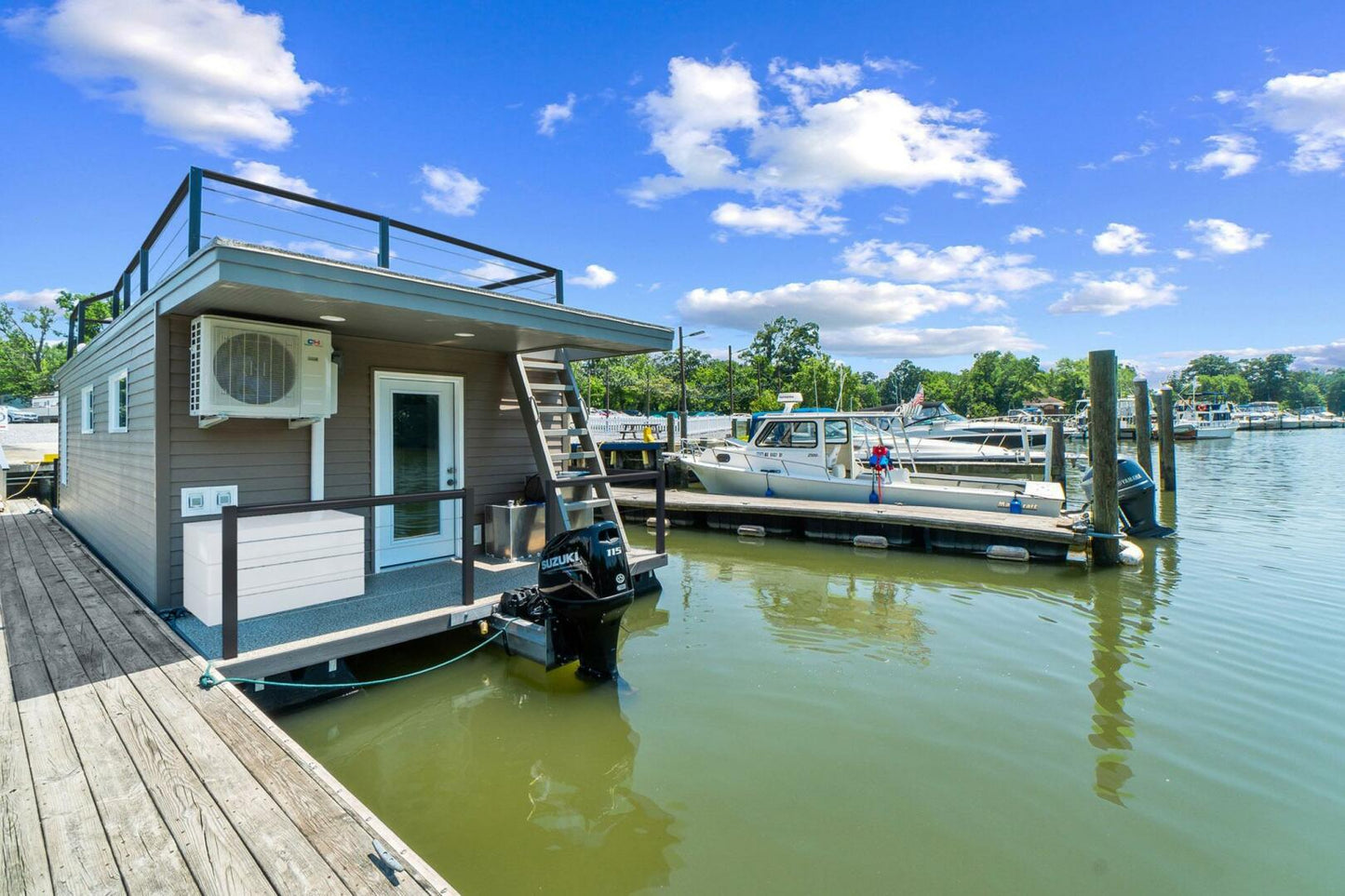 Hank's 40' Luxury Houseboat - Your Floating Oasis