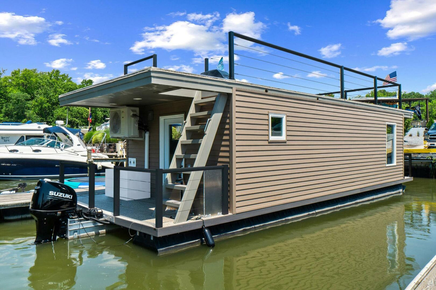 Hank's 40' Luxury Houseboat - Your Floating Oasis
