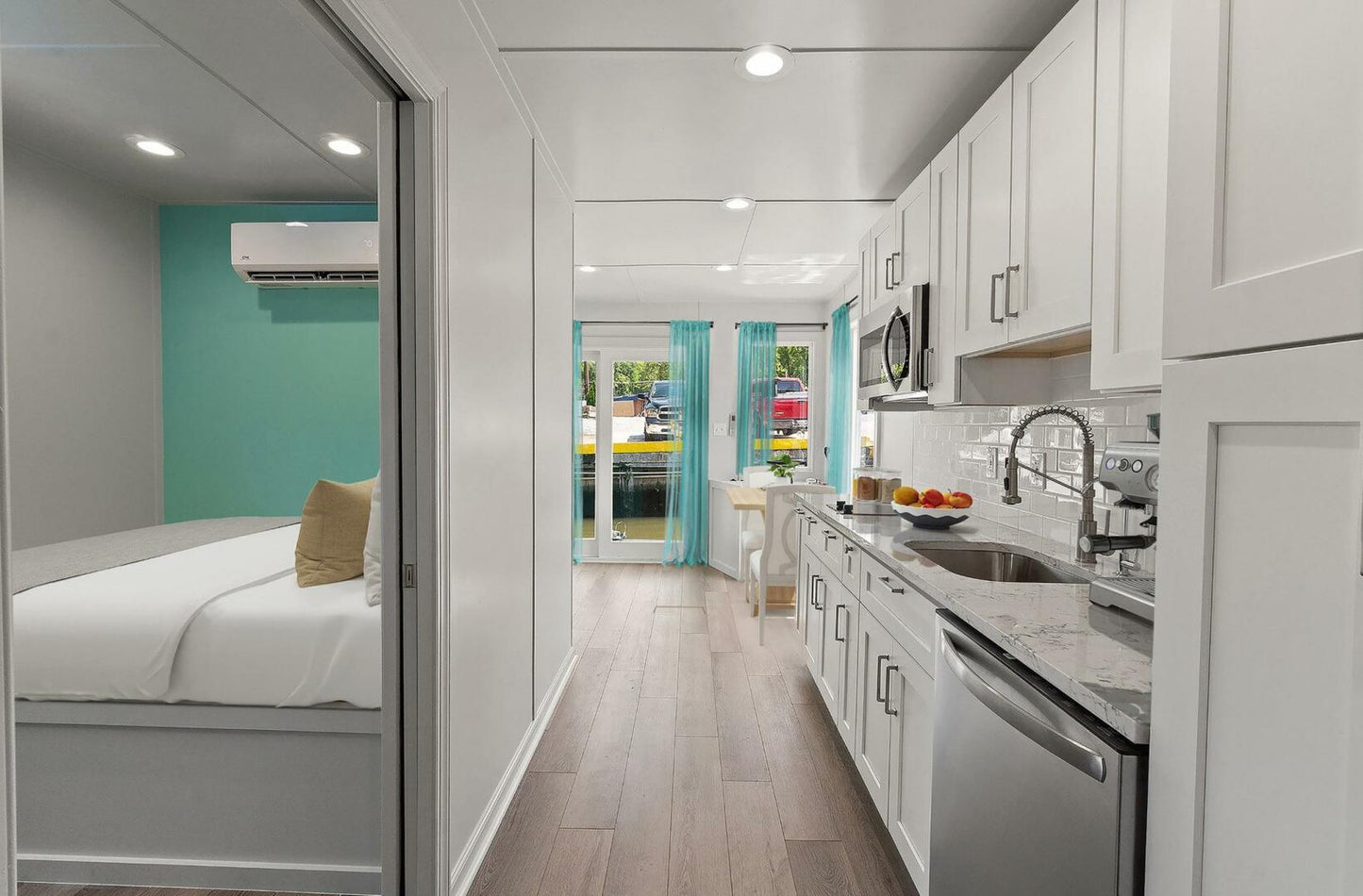 Hank's 40' Luxury Houseboat - Your Floating Oasis