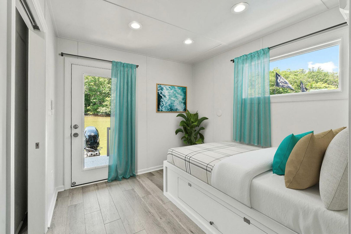 Hank's 40' Luxury Houseboat - Your Floating Oasis