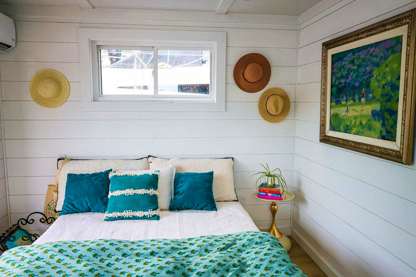 Hank's 40' Luxury Houseboat - Your Floating Oasis