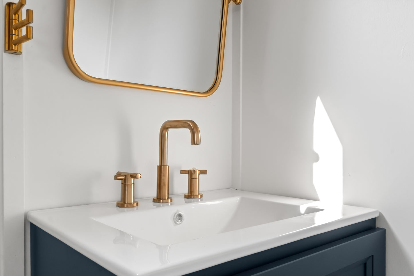 Hank's 40' Luxury Houseboat - Your Floating Oasis