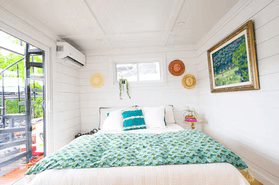 Hank's 40' Luxury Houseboat - Your Floating Oasis
