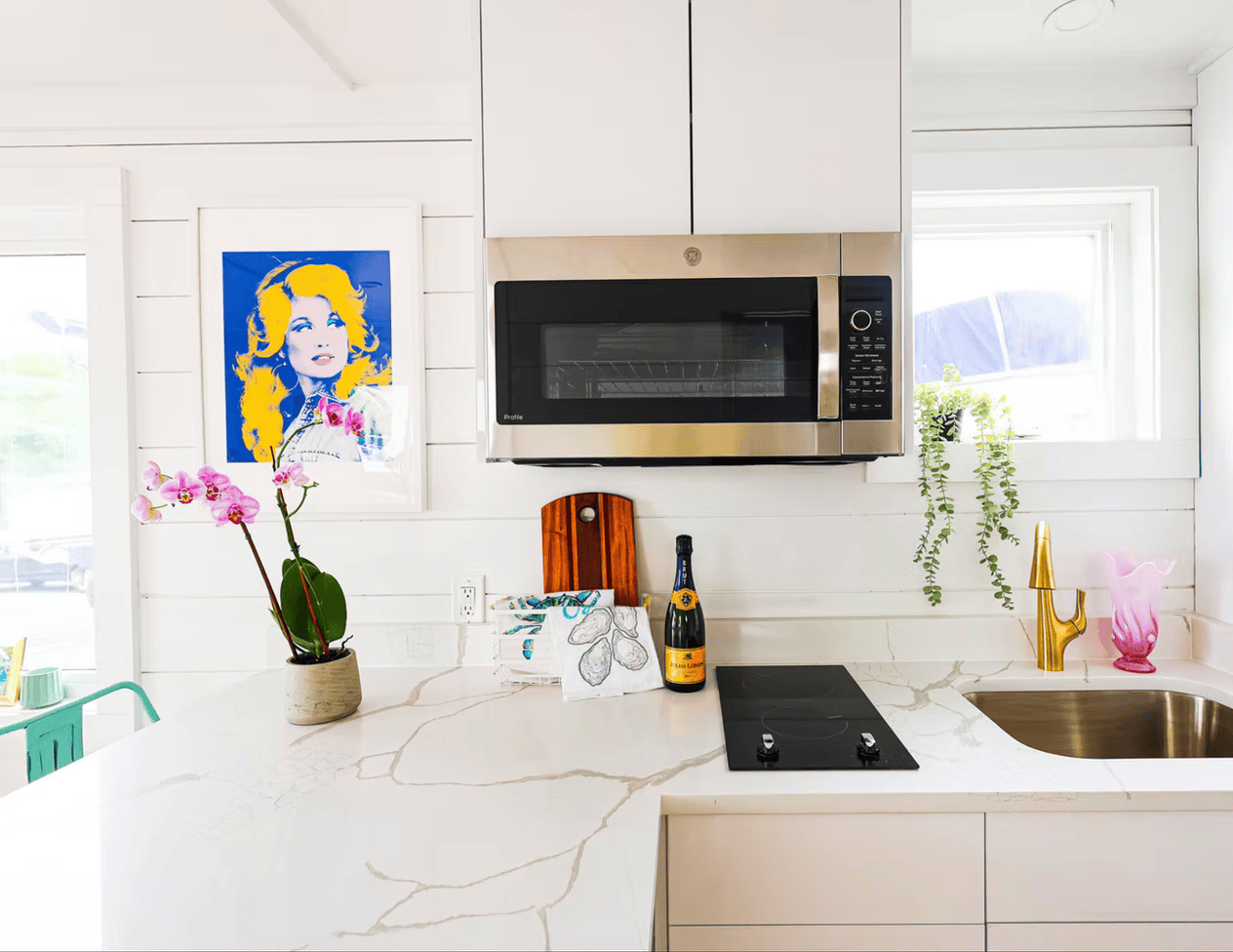Hank's 40' Luxury Houseboat - Your Floating Oasis