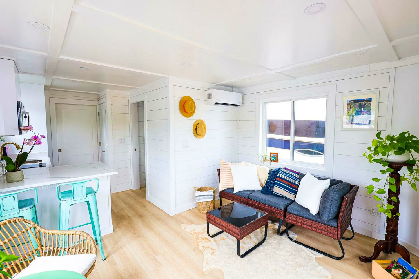 Hank's 40' Luxury Houseboat - Your Floating Oasis