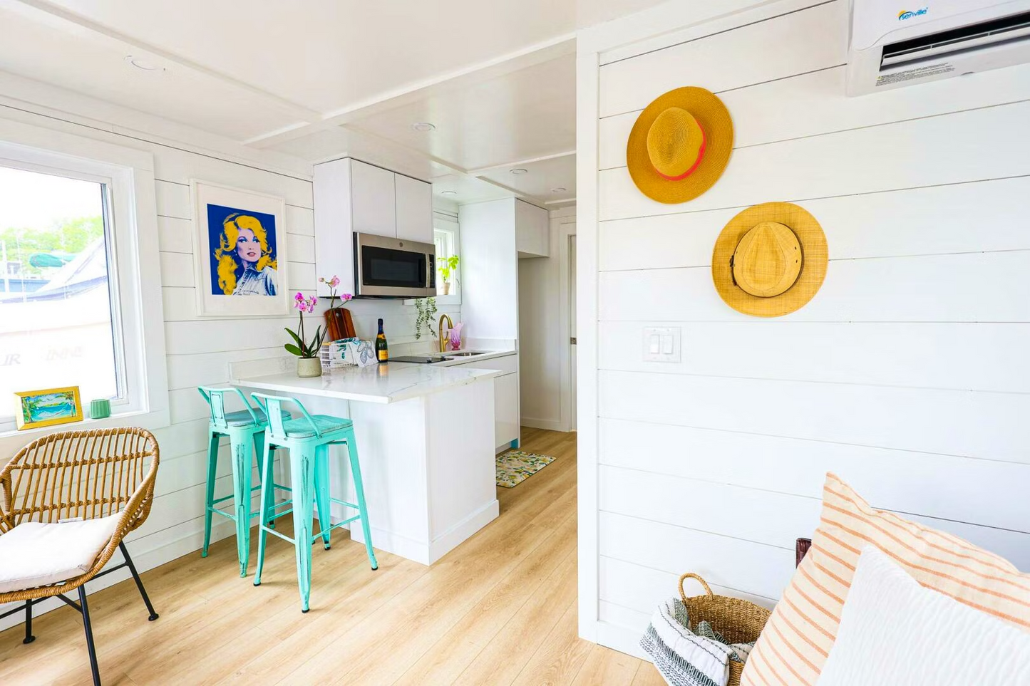 Hank's 40' Luxury Houseboat - Your Floating Oasis