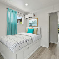 Hank's 40' Luxury Houseboat - Your Floating Oasis
