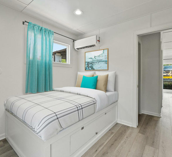 Hank's 40' Custom Houseboat with 115 HP Outboard, Retractable Bow Thruster and Generator